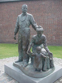 Statues, Albert Dock, Liverpool - DSC01038.JPG